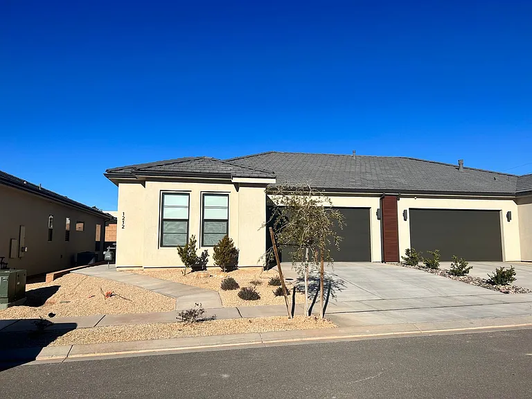 1212 W Hopewell Dr — Photo 1