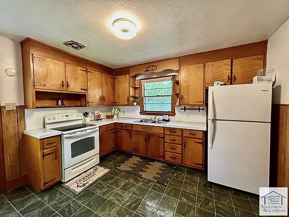 5th image of 908 Glade St