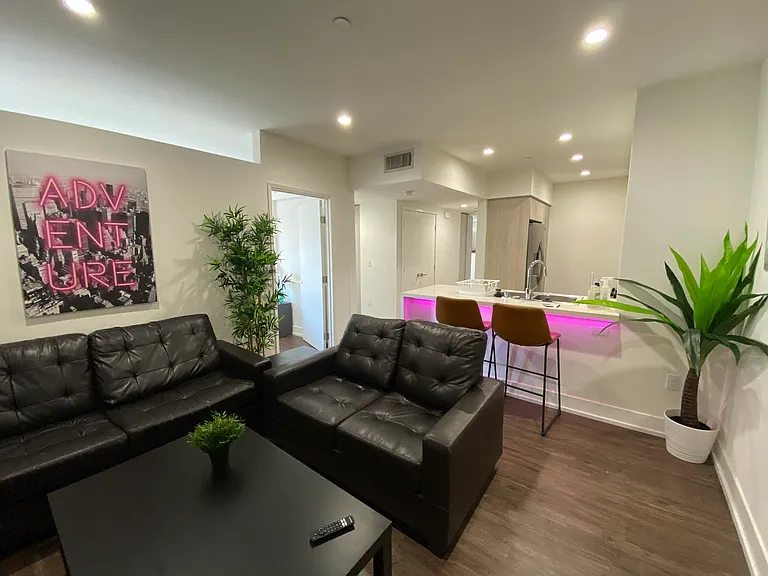 407 N Hayworth Ave — Photo 10