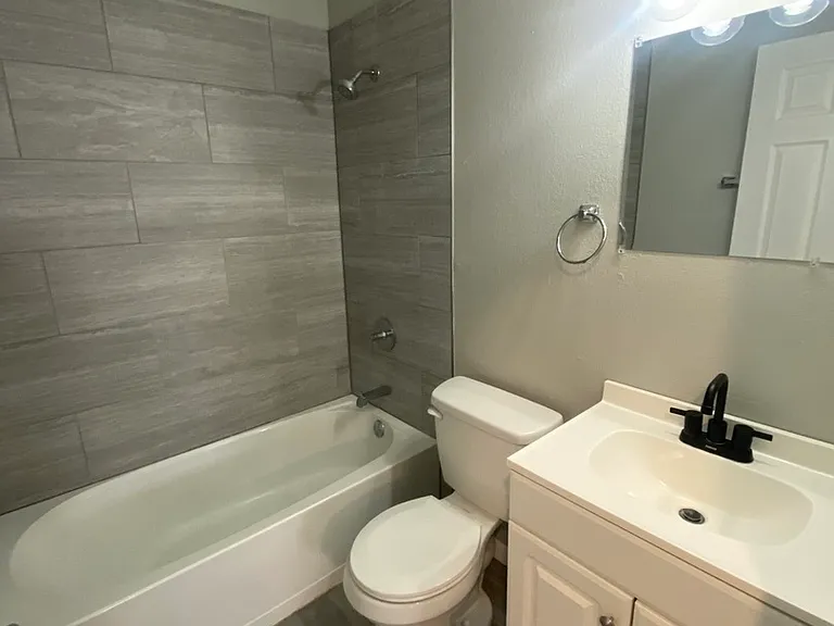 2751 W 72nd St #3 — Photo 4