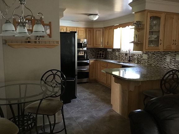 Granite counter/hickory cabi