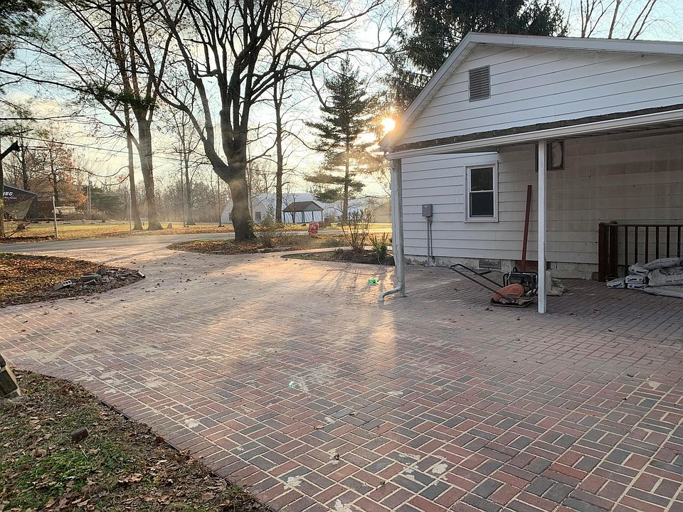 2nd image of 5286 Fairfield Beach Rd NE