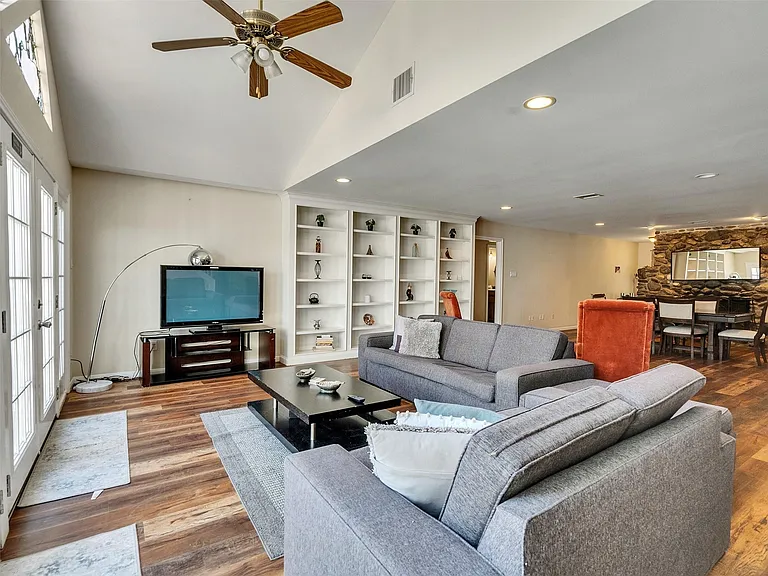 8402 Matthews Ln — Photo 22