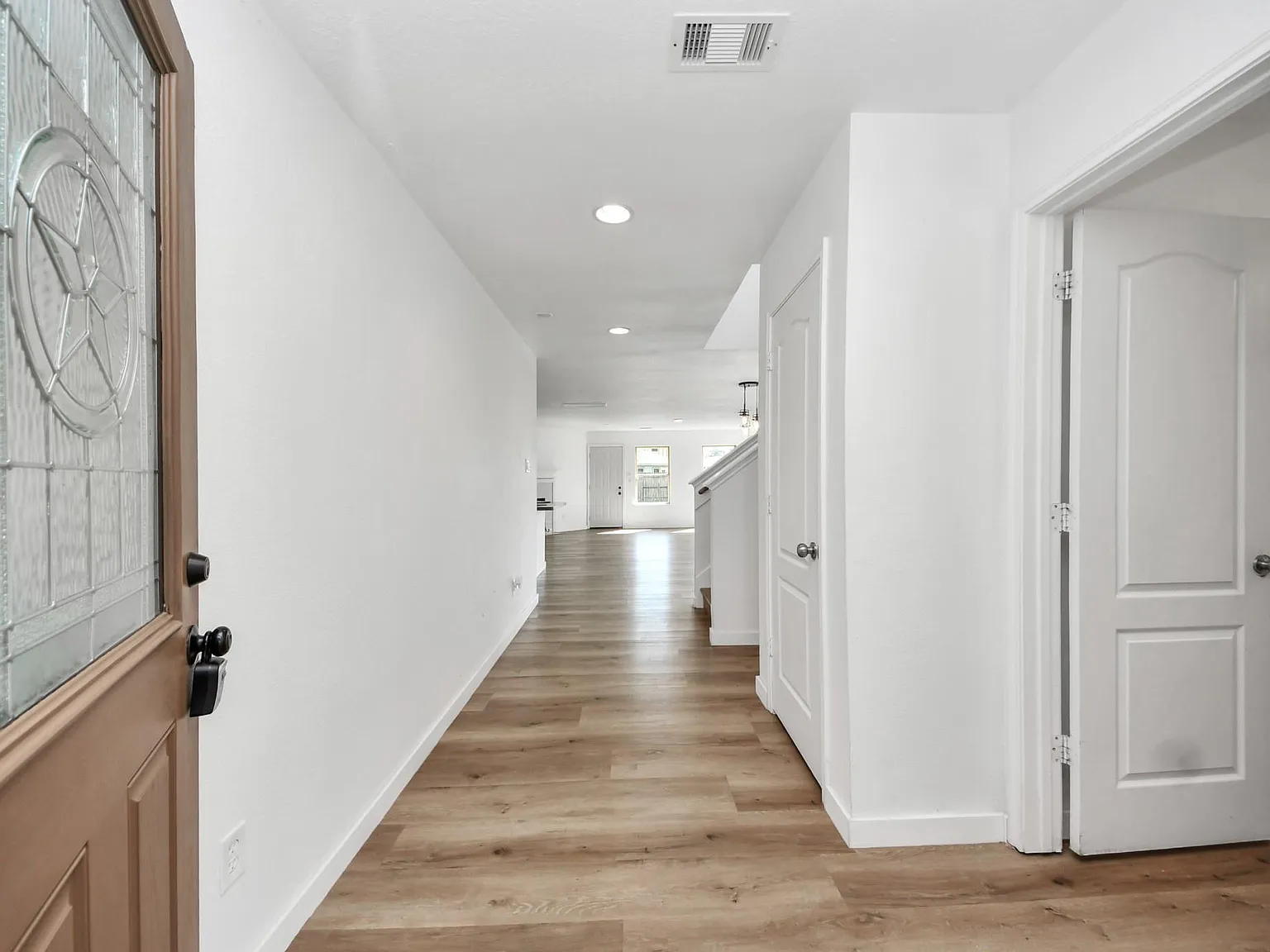 3 bed, 2.5 bath, 2619 sqft, $2,400 — Photo 4