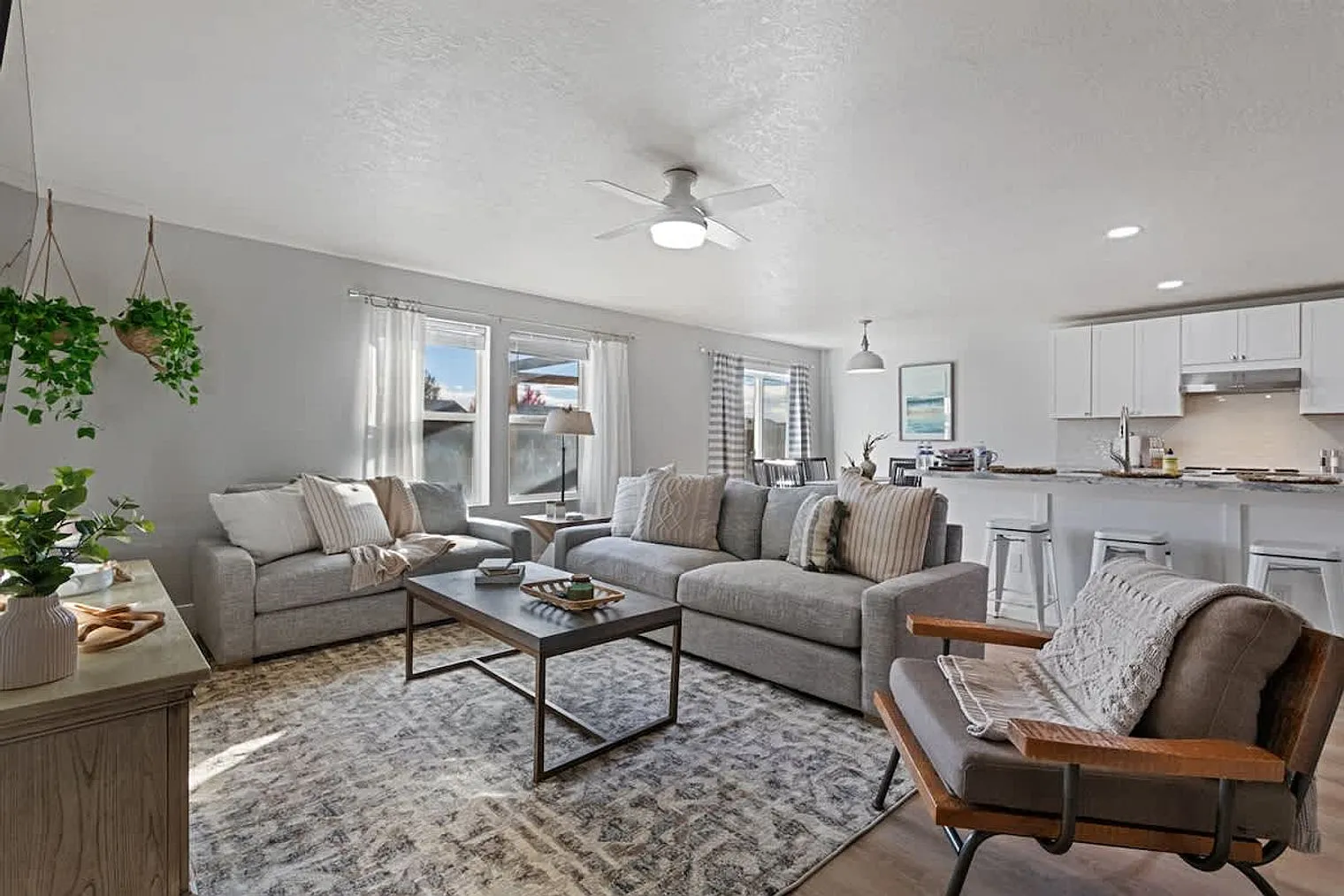4 bed, 2.0 bath, $6,074 — Photo 2