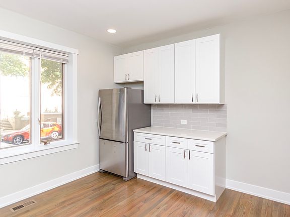 4th image of 825 N Oakley Blvd #1F