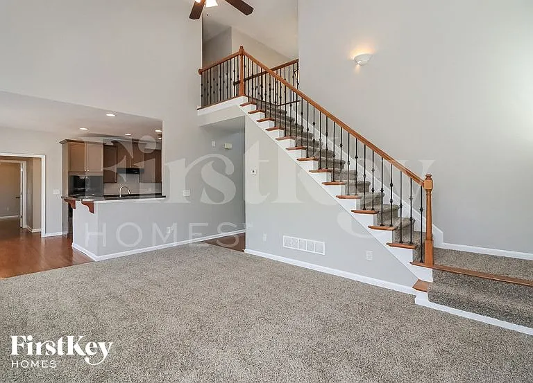 166 Crestview Dr — Photo 2
