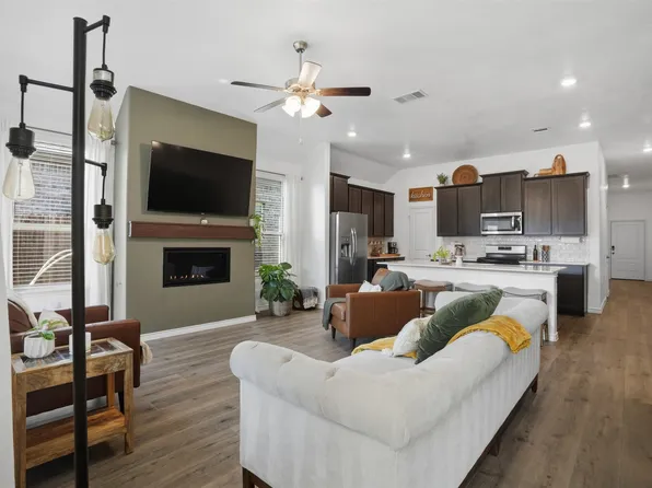 10408 Autumn Leaves Ln, Aubrey, TX 76227