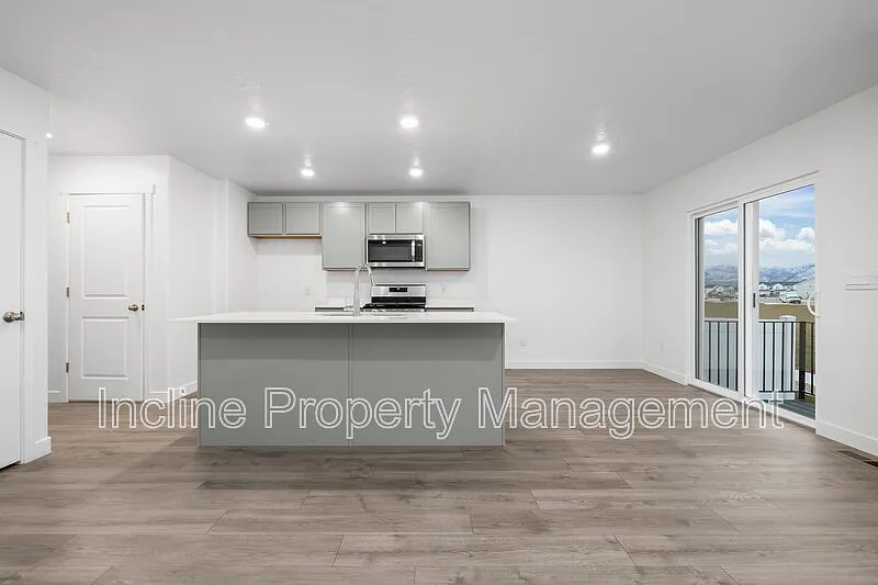 4 bed, 2.5 bath, 2300 sqft, $2,250 — Photo 3