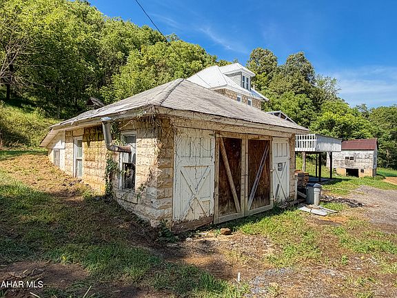 3rd image of 711 Mosquito Hollow Rd