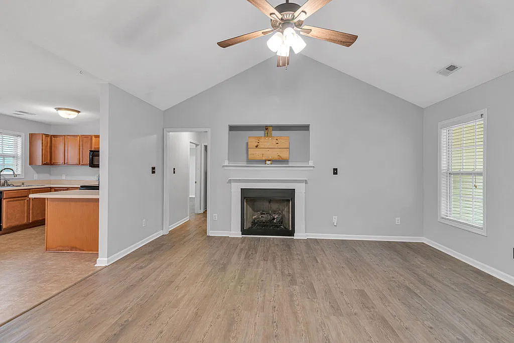 104 Elbert Way - 1 — Photo 4