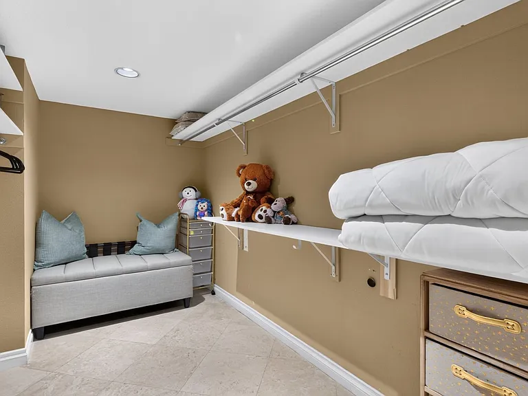 216 W Kavenish Dr — Photo 16