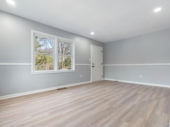 4th image of 313 Garden Hill Rd