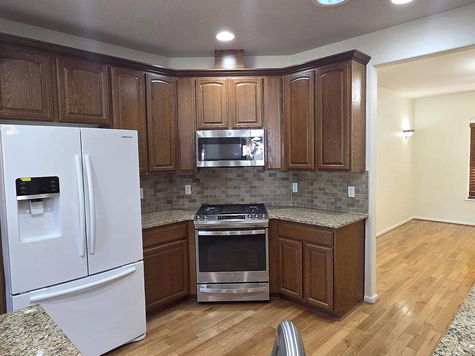 3 bed, 2353 sqft, $3,000 — Photo 3