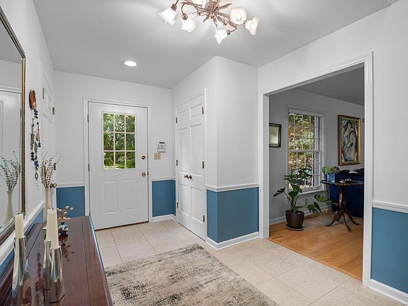 2nd image of 3608 Capilano Dr