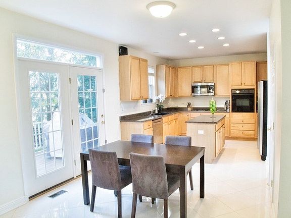 5th image of 32 Wellesley Cir #32