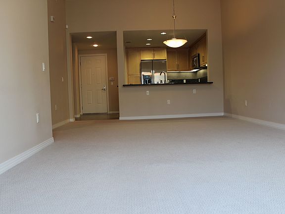 5th image of 931 E Walnut St Unit 609