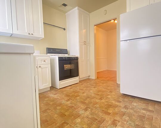 4th image of 356 S Rexford Dr