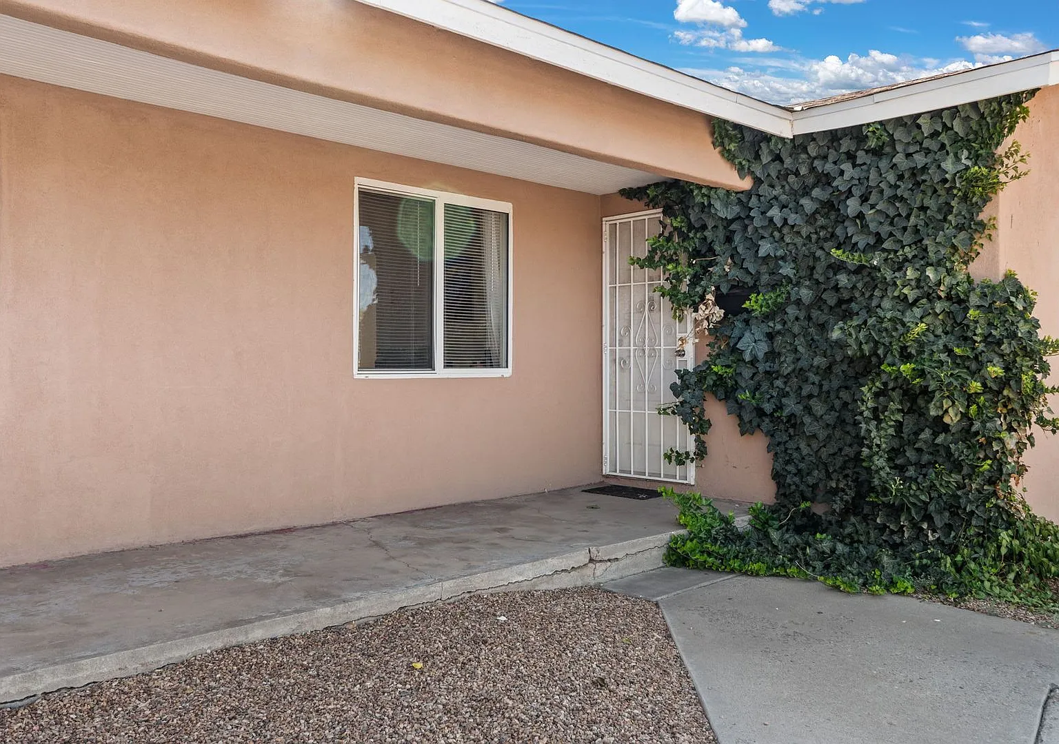 Charming 2 Bedroom Home — Photo 4