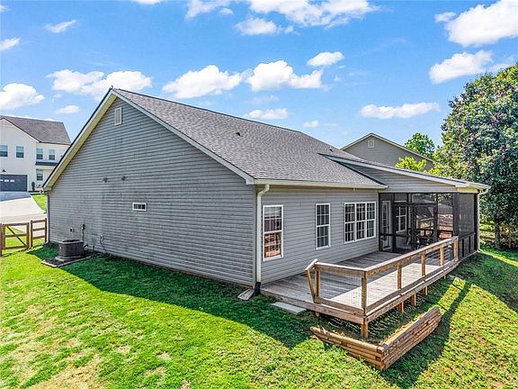 5th image of 372 Highland Pointe Dr