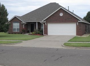 1917 SW 31st St, Moore, OK 73170