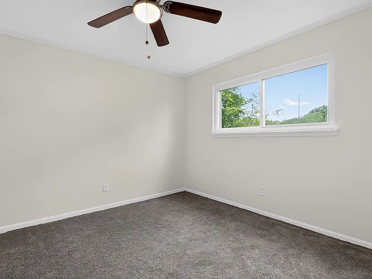 417 W Hillary Cir — Photo 11