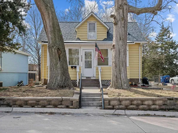 1322 Glencoe Ln, Bettendorf, IA 52722