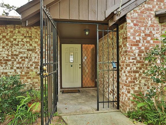 Welcome home to this great property just minutes away from numerous parks and Vintage Park featuring great dining, shopping and entertainment.