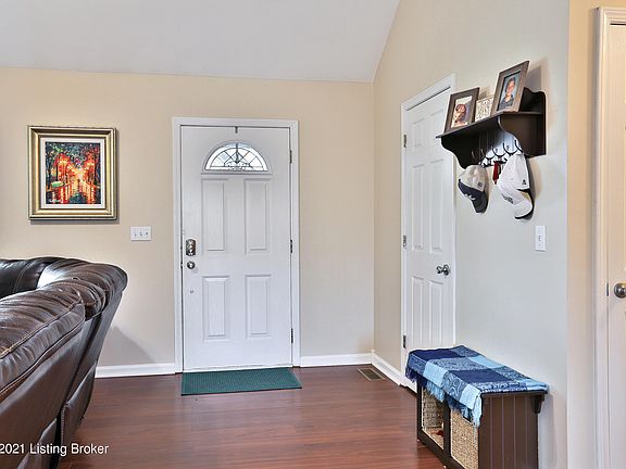 5th image of 93 N Country Dr