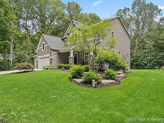 2nd image of 9210 Sag Harbor Ct NE