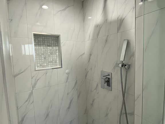 3rd image of 407 N Wilton Pl #A