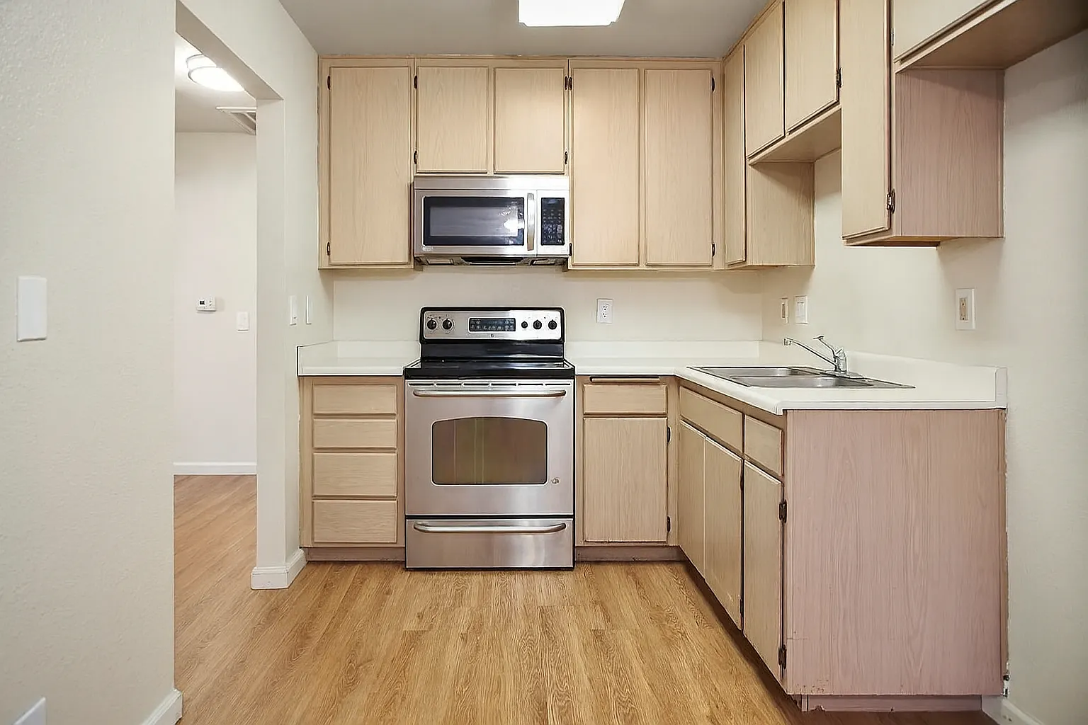 2 bed, 800 sqft, $1,570 — Photo 4
