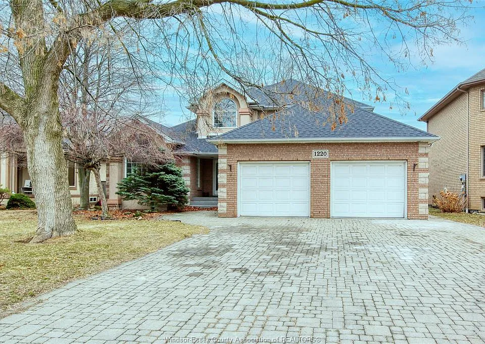 1220 Woodmont Cres