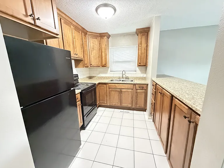 913 W 5th St #2 — Photo 3