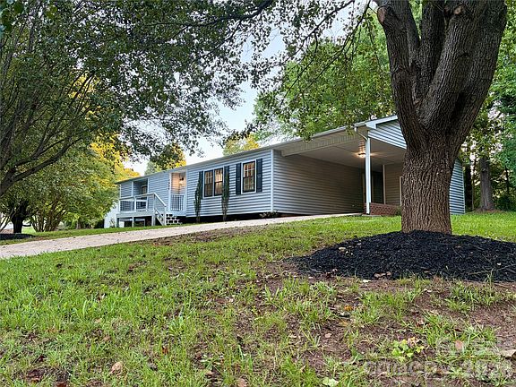2nd image of 1880 Woodridge Cir