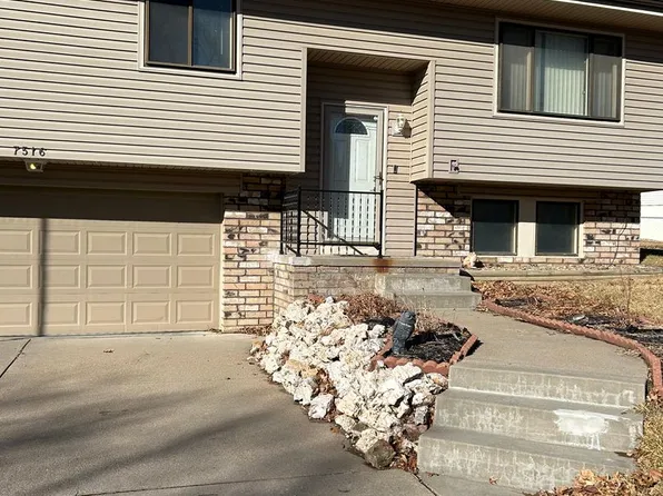 7516 Josephine St, La Vista, NE 68128
