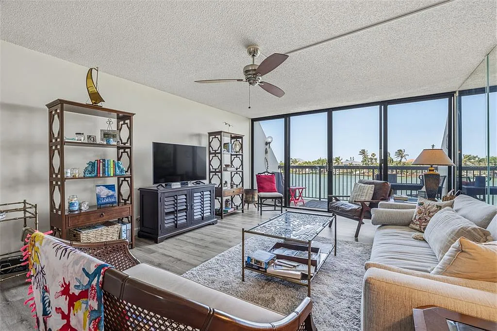 2 bed, 2.0 bath, 1270 sqft, $3,000 — Photo 4