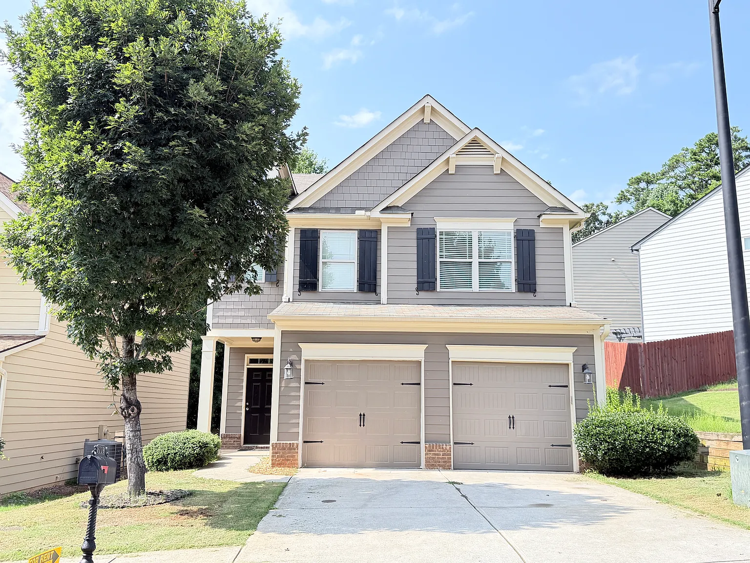 3 bed, 2.5 bath, 2100 sqft, $2,349 — Photo 1