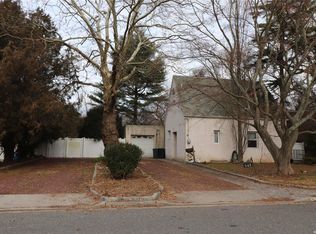 543 Chestnut St, West Hempstead, NY 11552
