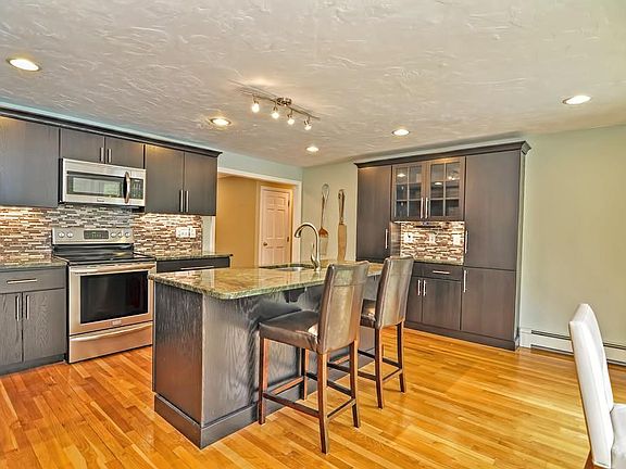3rd image of 43 Fairway Ln