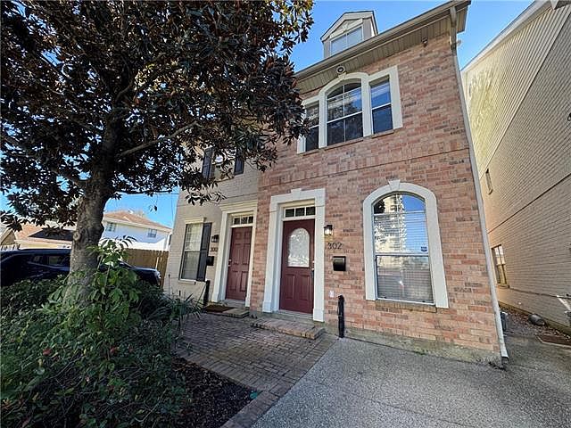 1st image of 302 W Robert E Lee Blvd