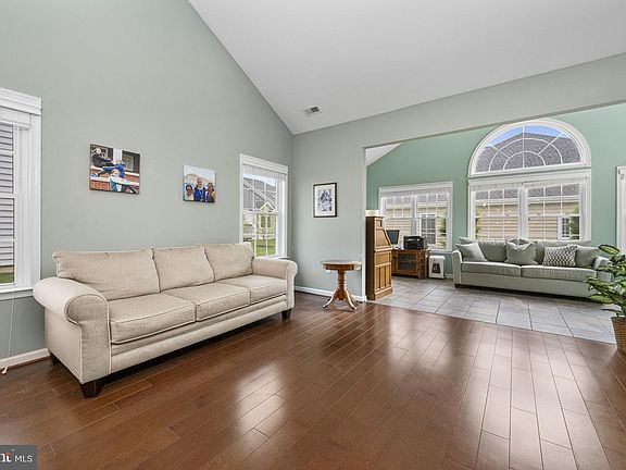 3rd image of 1022 Glory Way