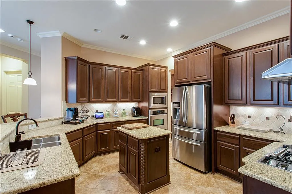 5 bed, 4.5 bath, 3979 sqft, $4,200 — Photo 2