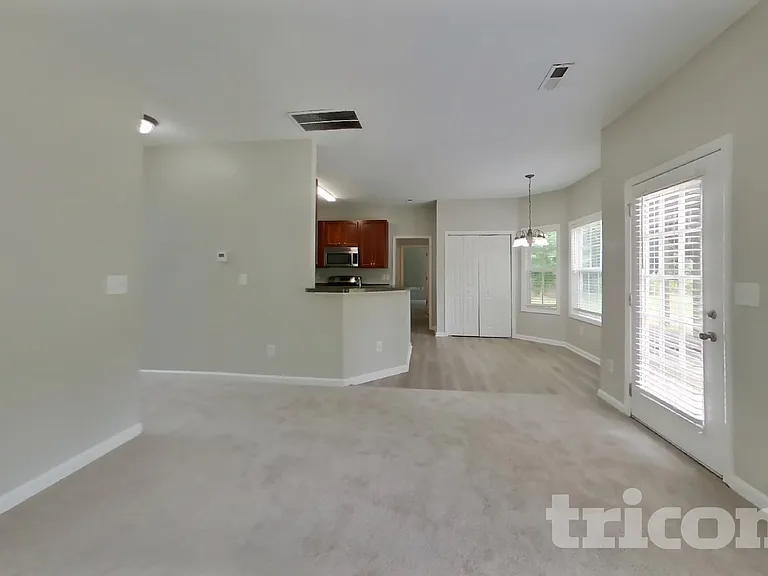 585 Chastleton Dr — Photo 2