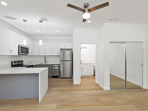 4th image of 217 N Clark St