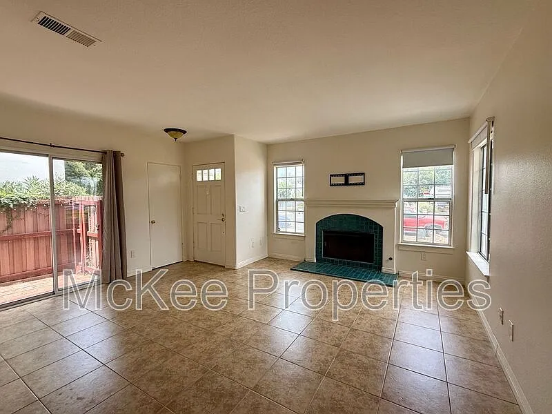 2 bed, 2.5 bath, 1401 sqft, $3,600 — Photo 3
