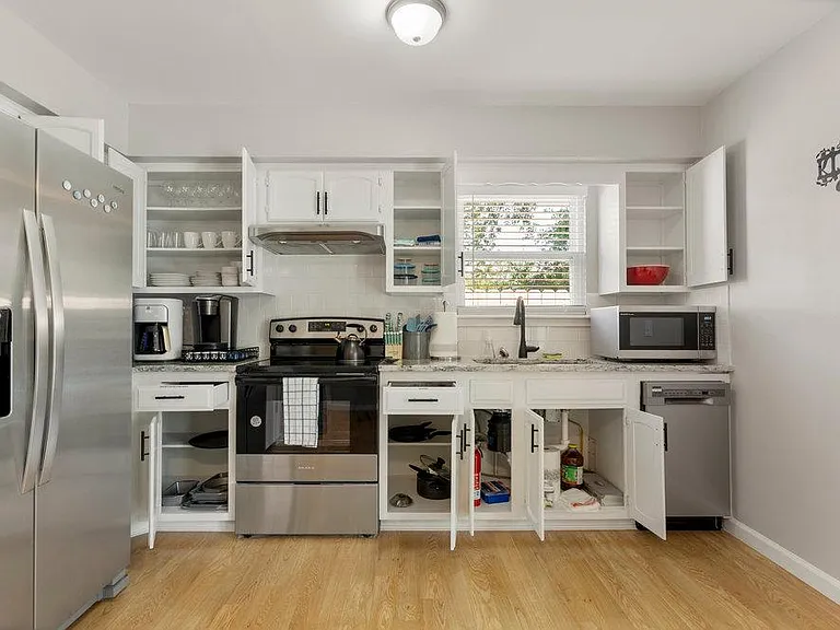 E 67th Pl — Photo 10