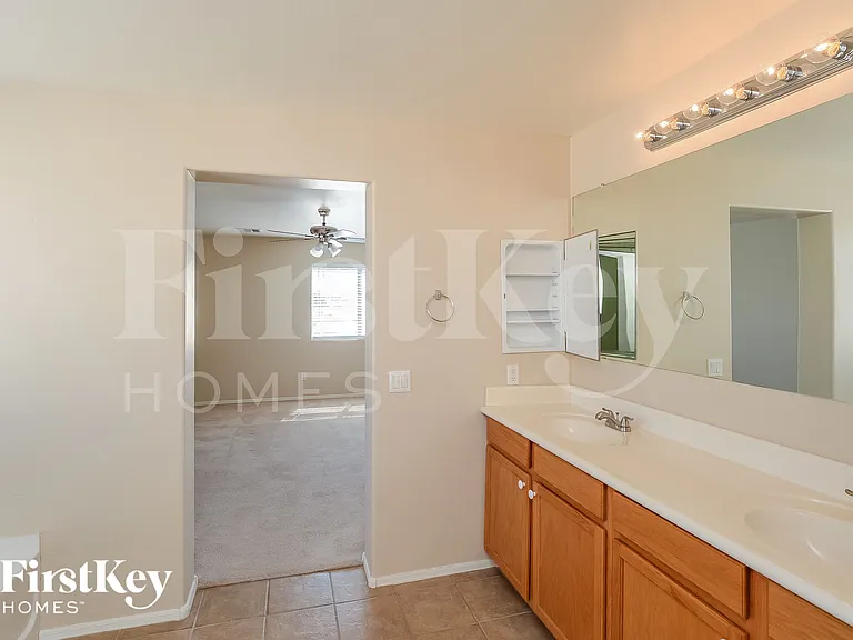 239 E Saddle Way — Photo 10