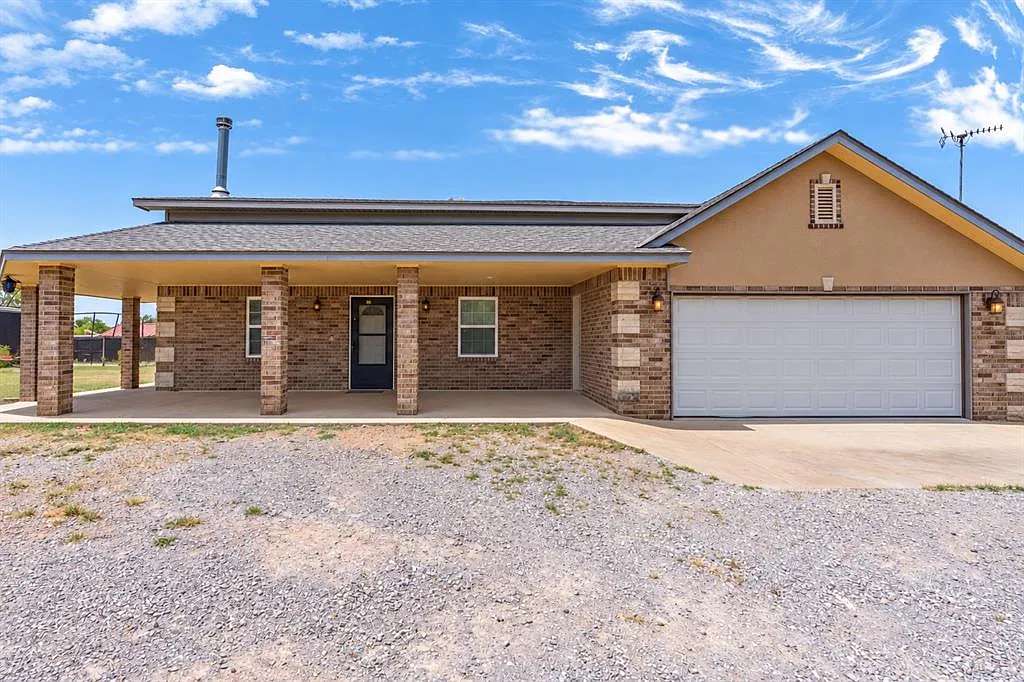 3 bed, 1954 sqft, $2,800 — Photo 1