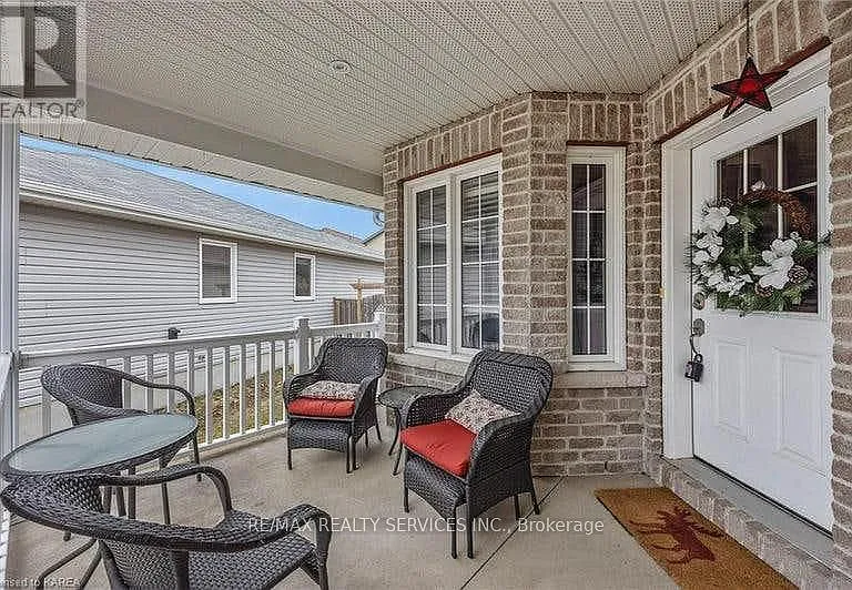 172 Macdougall Dr — Photo 4